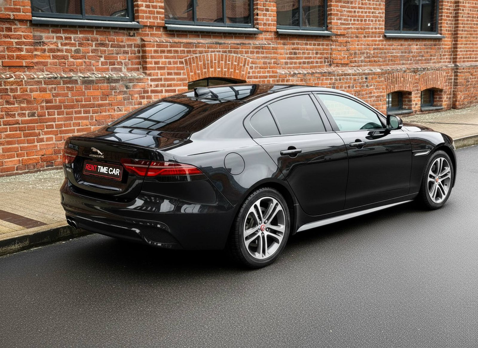 Аренда Jaguar XE в Москве — фото 2