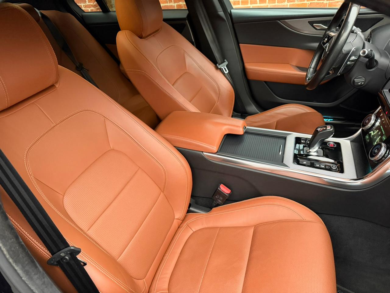 Аренда Jaguar XE в Москве — фото 5